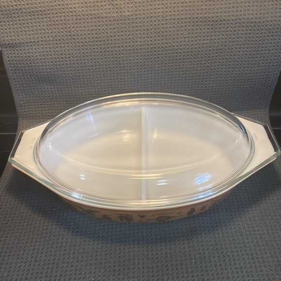 Pyrex Early American divided casserole dish with lid. - Picture 3 of 6